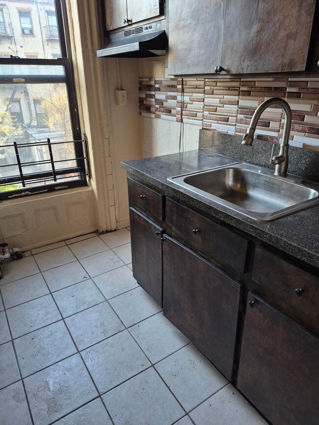 Kitchen - 179 Hart St Unit 2 bedroom