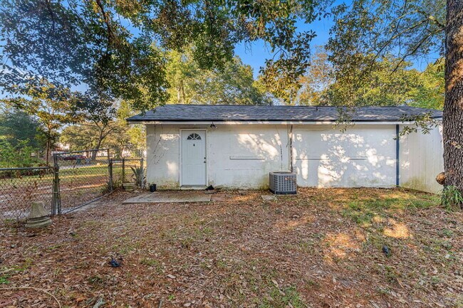 Photo - Updated 3BR/2BA Near UWF – Spacious Layout & Large Yard Unidad A