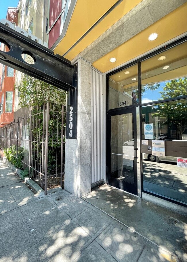 Building Photo - Cozy Urban 1BD/1BTH Condo for Lease in Belltown!