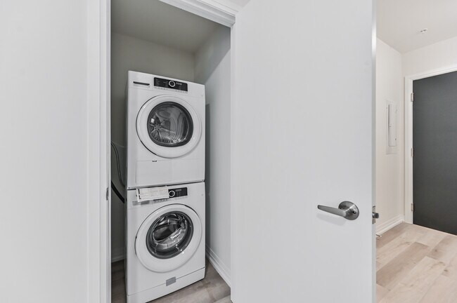 Photo - 8010 Kipling Av