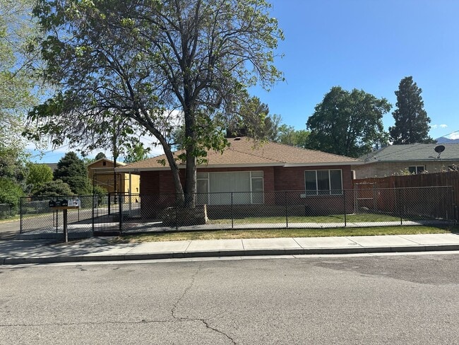 Three bedroom, one bath, downtown Bishop - Three bedroom, one bath, downtown Bishop House