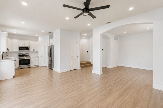 5477 Queenship Ct