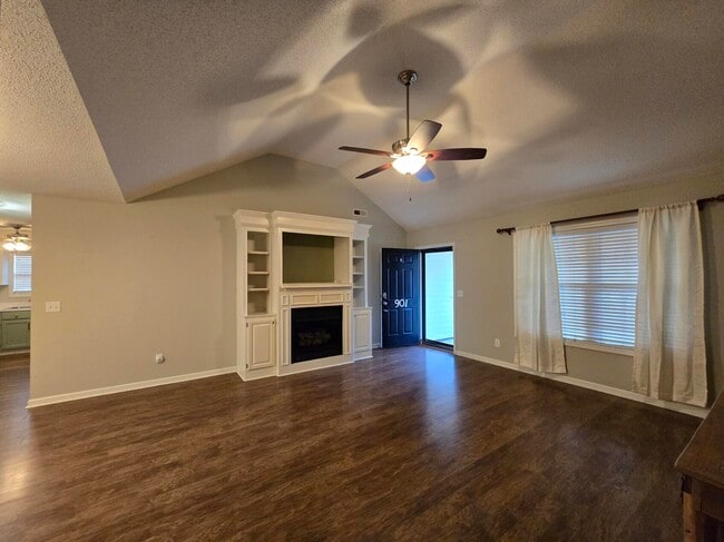 Photo - 901 Tristan St