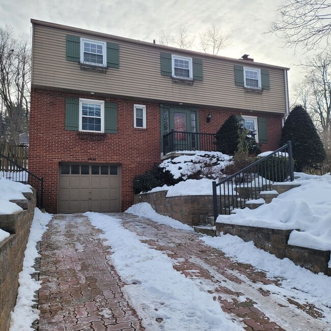 Upper St. Clair 4 Bedroom Home - In ground... - Upper St. Clair 4 Bedroom Home - In ground...
