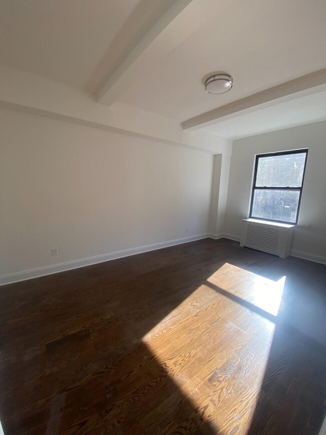 Building Photo - 25 W 68th St