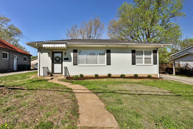 Building Photo - 711 N Elm Ave