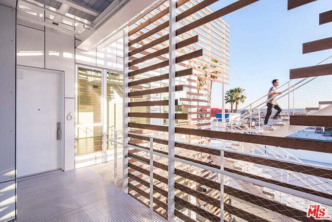 Building Photo - 935 N San Vicente Blvd Unit 6 Rental