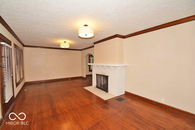 Photo - 4905 Broadway St