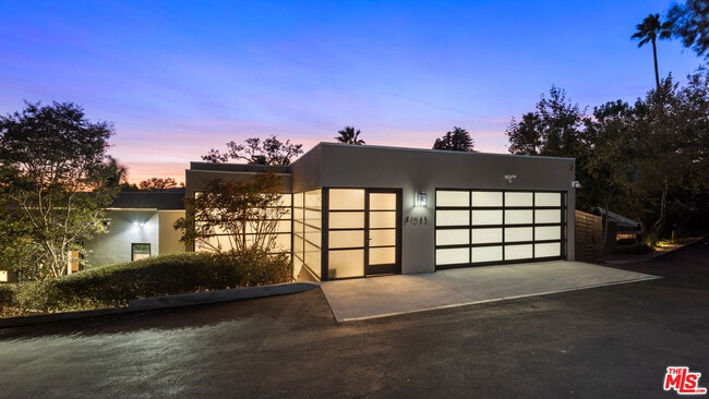 Photo - 1085 Carolyn Way