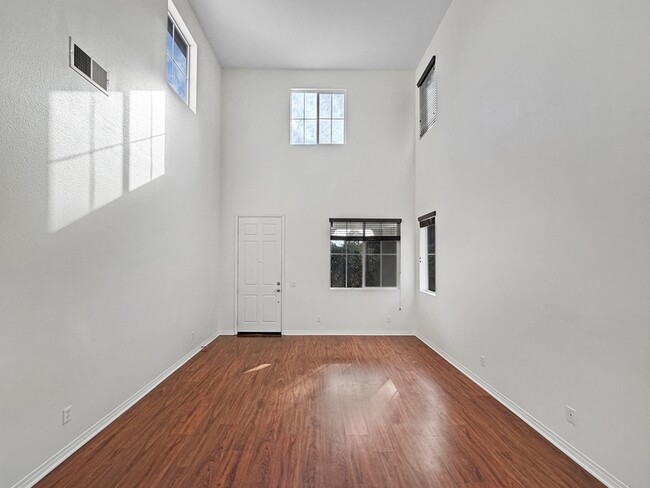 Photo - 748 Kirkwall Dr