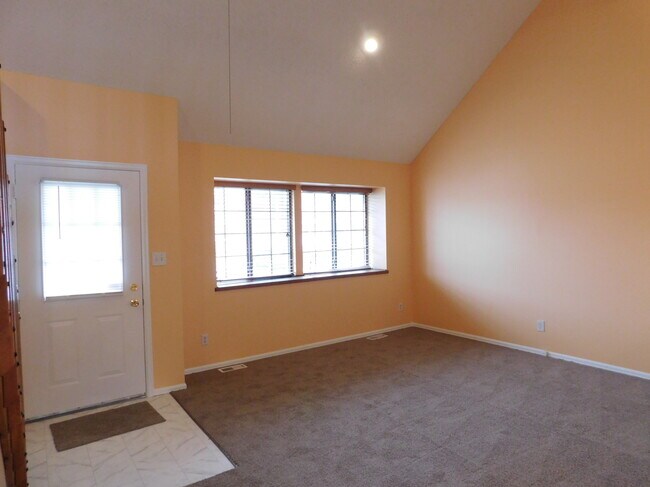 Photo - 876 London Green Way