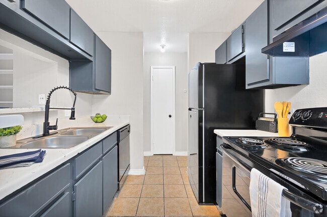 2BR, 2BA - 950SF - Kitchen