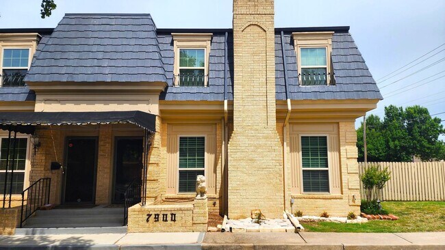Building Photo - 3 Bed 2 Bath Townhome in Lakehurst Add NW OKC