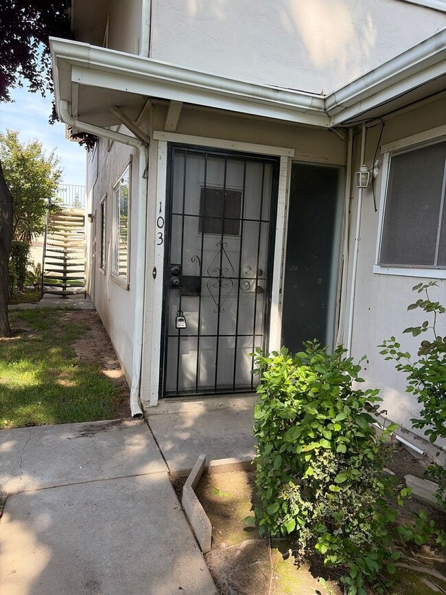 Building Photo - 2-Story Condo With Lots of Character! Unit 103