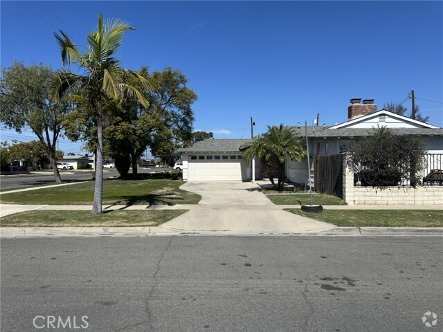 Building Photo - 320 N La Reina St Rental