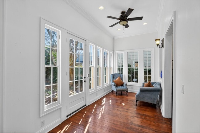 Building Photo - 1030 Burgundy St