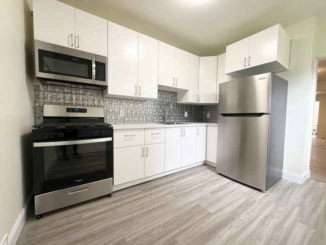 Building Photo - Updated 2 BR Apartment Unit Apt 1