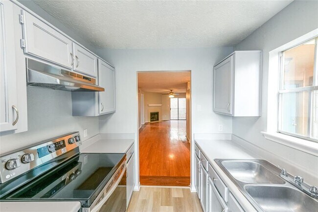 Photo - 2121 Hepburn St Unit 917