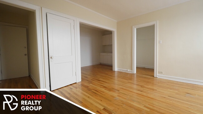 Building Photo - 546 W Wellington Ave