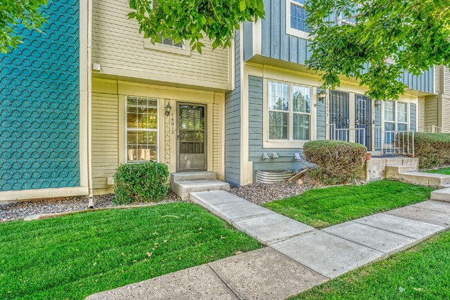 Photo - $1,465 - 2 Bed 1 Bath Townhome in Aurora w... Unit E