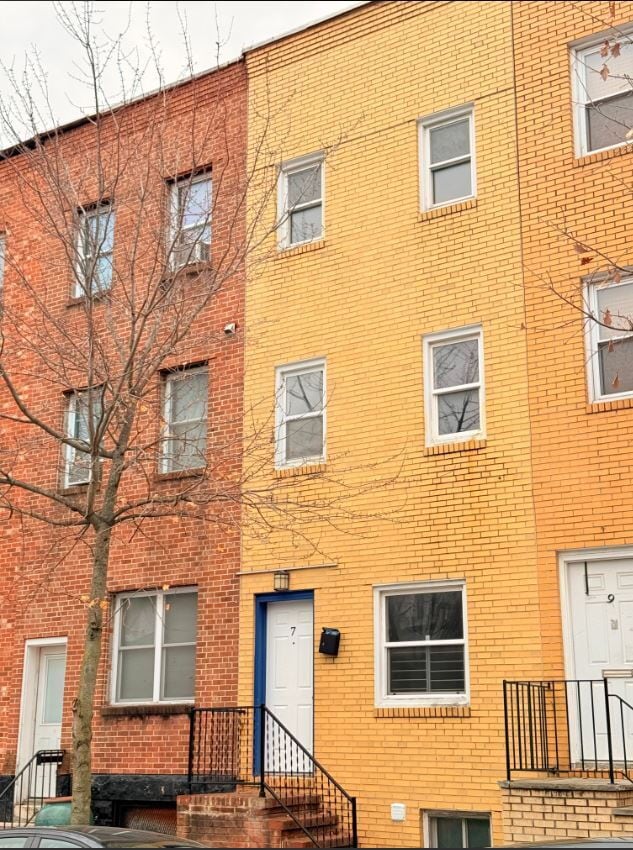 Building Photo - PERFECT FOR STUDENTS OR FAMILY NEEDING "IN-LAW SUITE"