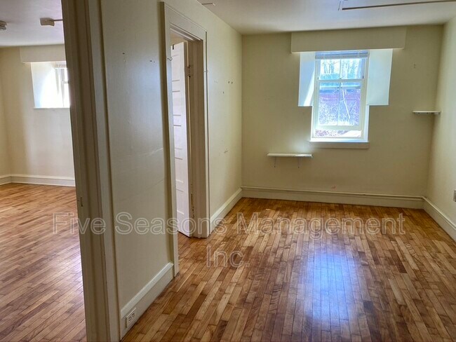 Photo - 346 Shelburne Rd