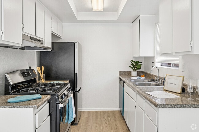 2BR, 2BA - 924SF - Kitchen