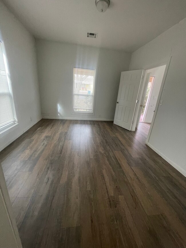 Photo - 321 E 7th St