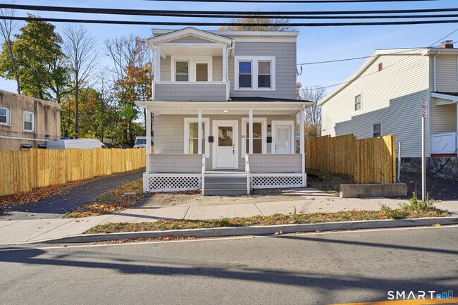 Building Photo - 21 Soundview Ave Unit 1st Fl