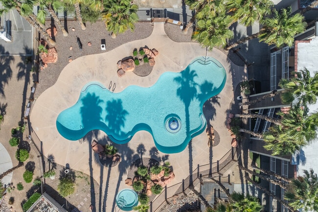 Large Swimming Pool & Spa - Sportsman's Royal Manor