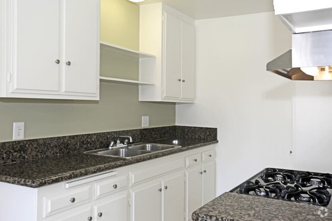 1BR, 1BA -725 SF