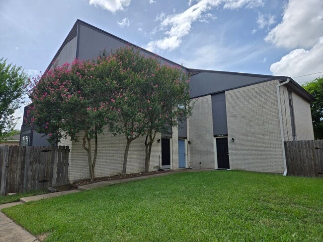 Building Photo - Updated 2 Bedroom 1.5 Bath Two-Story Condo Unit!