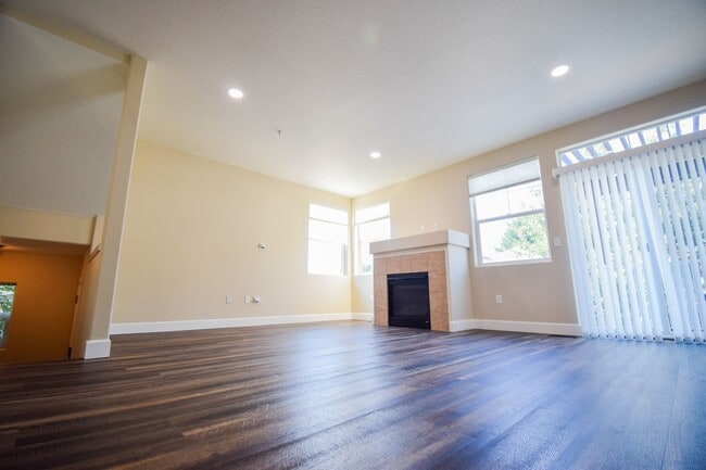 Building Photo - 10735 SW Canterbury Ln