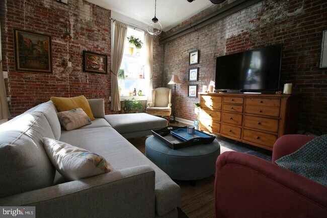 Building Photo - 828 N Hancock St Unit 2A