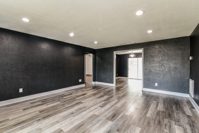 Photo - 754 Ave N SE