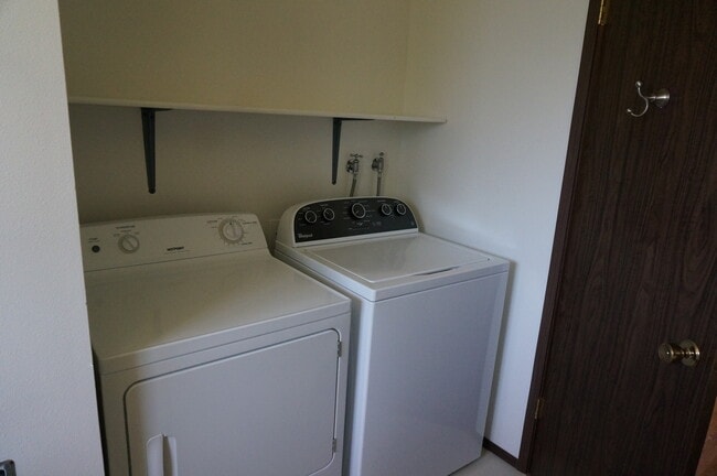 Building Photo - 345 NW Robert St Unit A