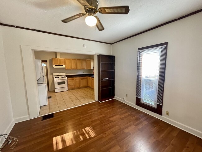 Photo - 421 E 9th St