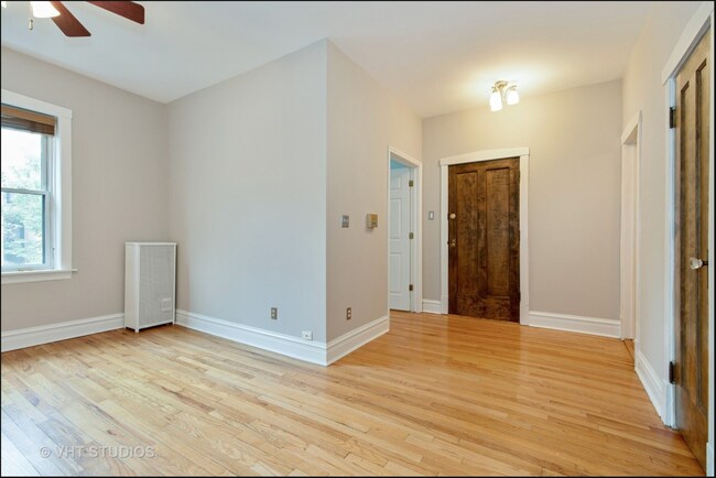Photo - 1319 W Addison St Unit 1B