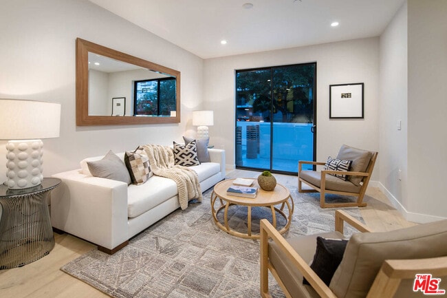 Building Photo - 825 Croft Ave Unit 102