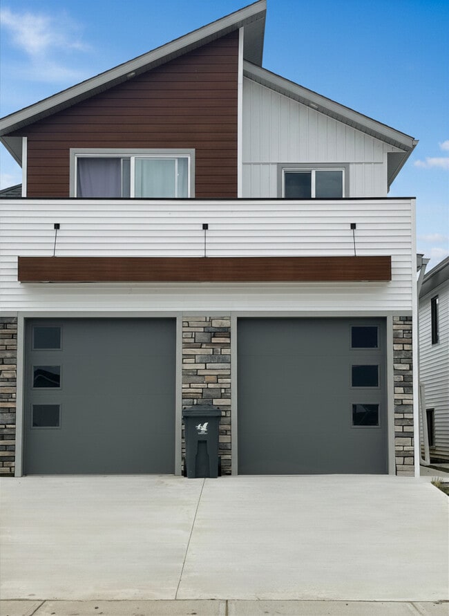 Building Photo - 9513-9114 114 Ave