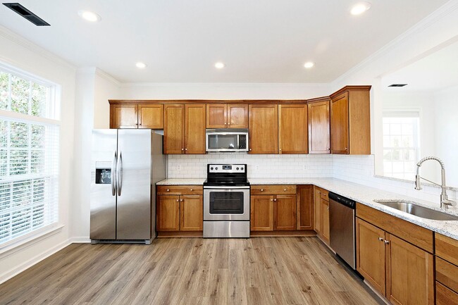 Building Photo - Updated End-Unit Townhome in Crozet