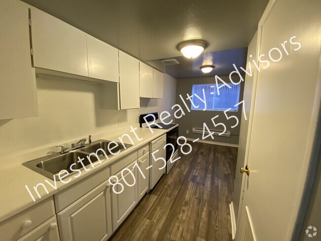 Building Photo - Two-Bedroom Apartment Near Liberty Park! Unit 4