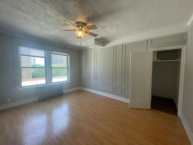 Building Photo - 424 W Wellington Ave Unit 605q Rental