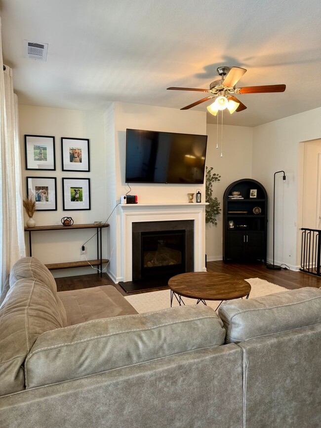 215 Wanderlust Ct