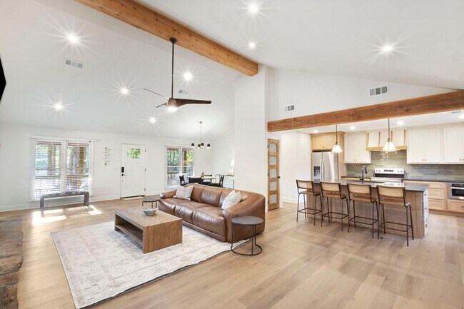 Photo - 550 N College St