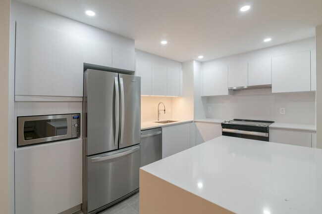 Building Photo - 4800 Maisonneuve Blvd W Unit 206