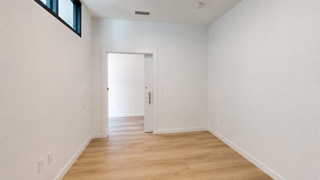 Dormitorio minimalista con puerta corredera - Bissinger & Co.