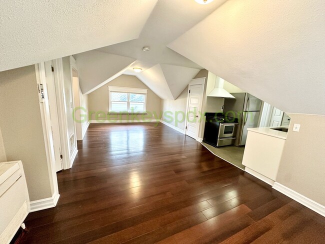Photo - Gorgeous 1-Bedroom, Top-Floor Unit in Vintage House in Goose Hollow Near PSU