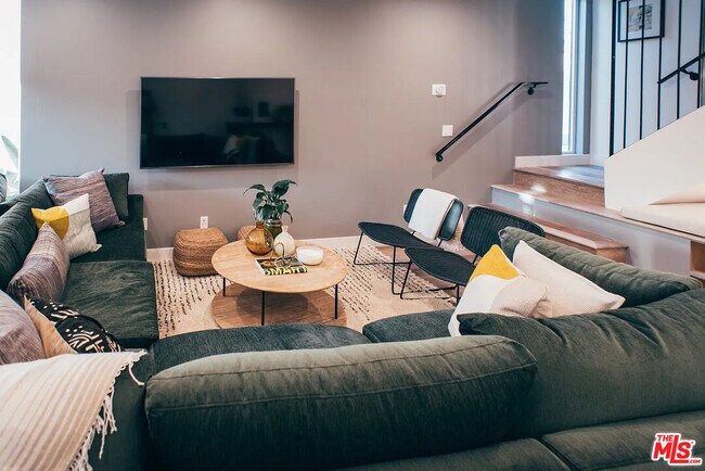 Photo - 803 N Harvard Blvd