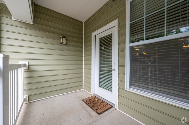 2BR, 2BA - 1,081SF - Patio